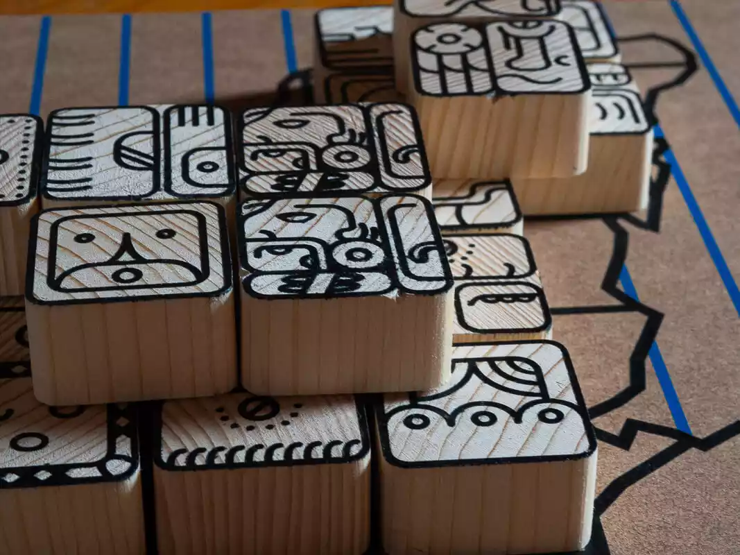 glyphes empilés sur le plateau du Temps des Mayas
